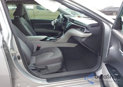 2020 Toyota Camry Le z USA, uszkodzony, nr VIN 4T1C11AK4LU395938